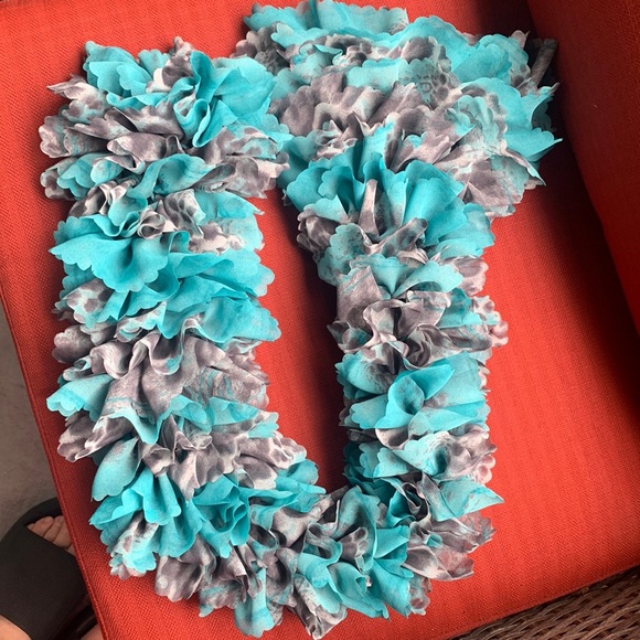 Ruffled scarf - Picture 5 of 6